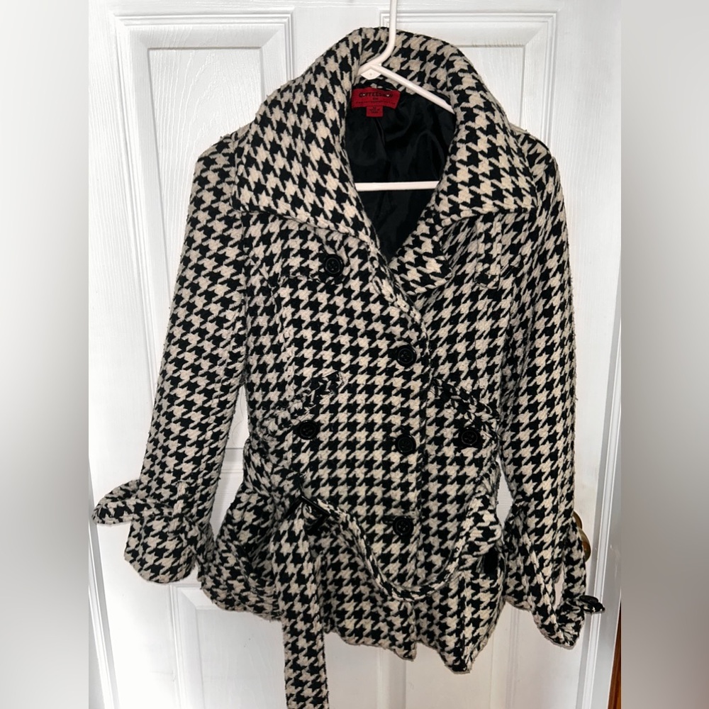 Women’s houndstooth black and white coffee shop NYC peacoat